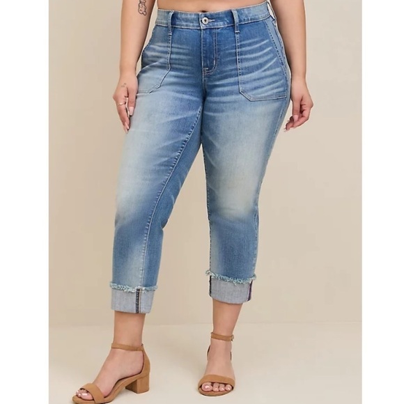 TORRID Cropped Botfriend Mid Rise Blue Denim Stretch Size 26 Straight Leg Jeans - Picture 13 of 16